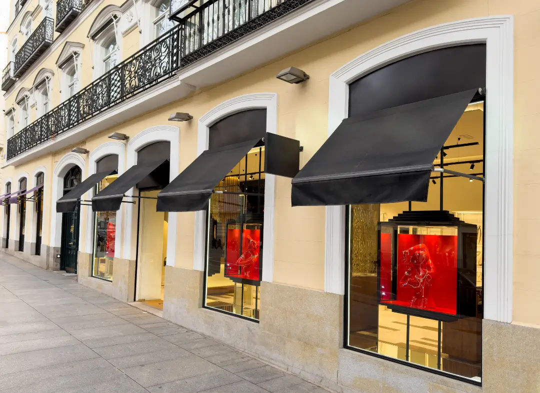 Façade vitrine de magasin en aluminium sur mesure à Arles